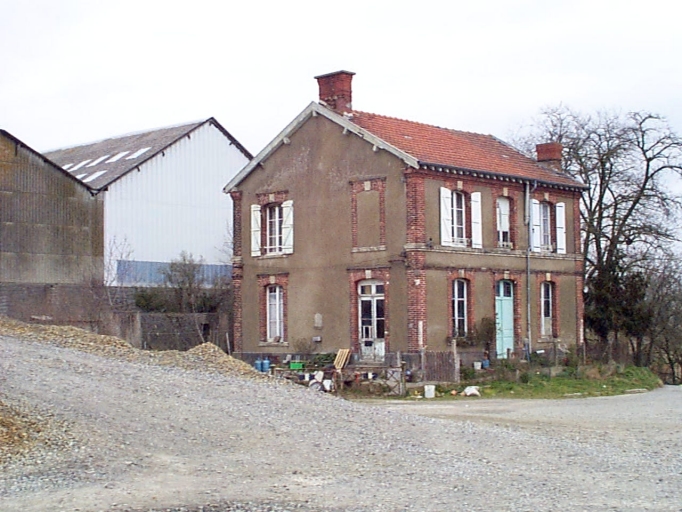 Vue générale sud-ouest ; Dol-de-Bretagne : vue générale sud-ouest de la maison de chef de gare, 38 rue Pierre Sémard