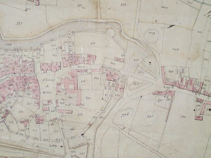 Extrait du cadastre de 1813 : église au nord du Champ de Mars ; Cadastre de 1813 ; Cadastre de 1813 ; Cadastre de 1813, les éperons et les remparts à l'est et au nord ; Extrait du cadastre de 1813 : emplacement des Carmes au nord de la rue Révolution