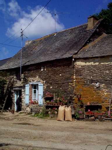 Logis du 18e siècle en milieu d'alignement : vue générale sud ; Logis dénaturé du 18e siècle (?) : vue générale