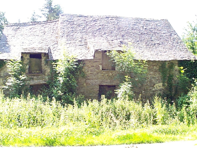 Vue partielle nord d'un alignement en ruine au centre de l'écart