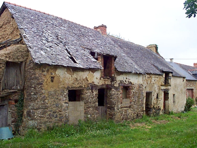 Edifice au premier plan sur l'image : vue générale sud-ouest ; Maison au second plan sur l'image : vue générale sud-ouest 