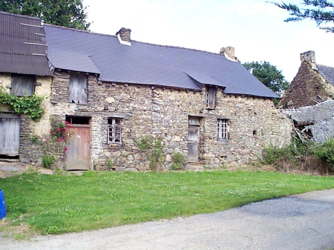 Vue générale sud : logis à droite sur l'image. 