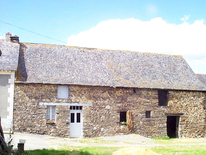 Vue générale sud : logis et partie ancienne remaniée à droite. 