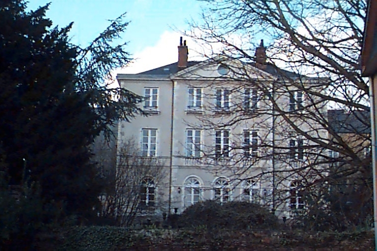 Vue de la façade sud ; L'ancien hôtel Richelot