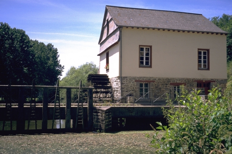 Vue générale Est : le moulin, la roue hydraulique, le vannage de décharge et le bassin de retenue.