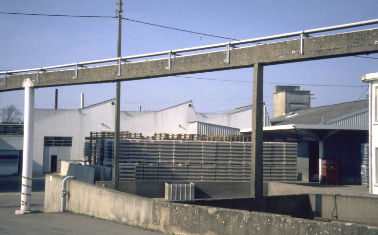 Premiers ateliers de l'usine : salle de brassage et salles de machines.