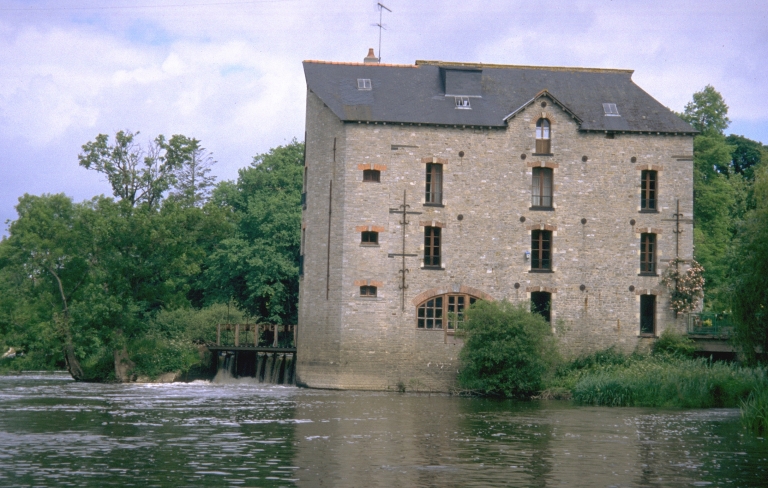 Moulin à farine de Gailieu, puis usine d'engrais, puis minoterie de la Courbe, actuellement maison (Bourg-des-Comptes)