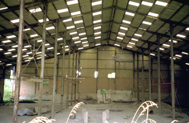 Atelier de fabrication, vue intérieure (colonnes et charpente métallique).