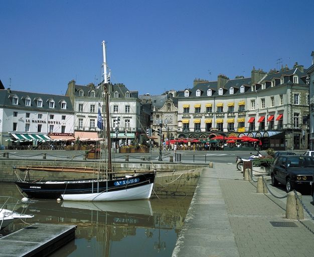 Vue du quai, détail. ; Vue générale de la place Gambetta. ; Vue générale. ; Place Gambetta.