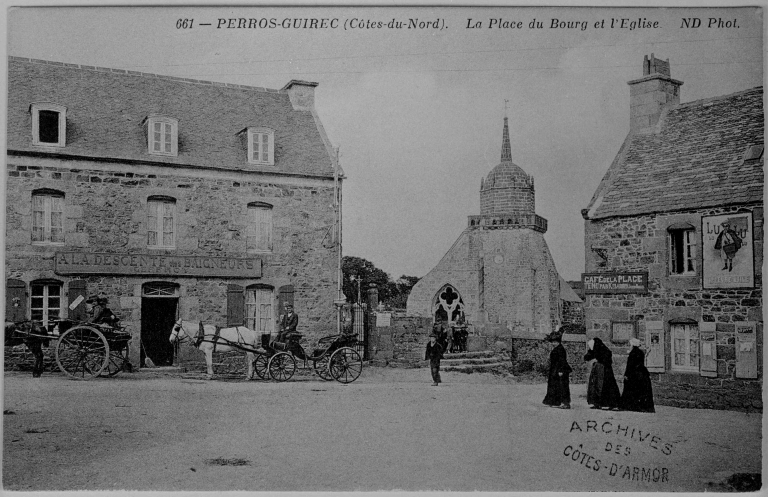 La place du bourg et l'église, carte postale, par ND éditeur, 1er quart 20e siècle. ; La place du bourg et l'église, 1er quart du 20ème siècle (AD 22)