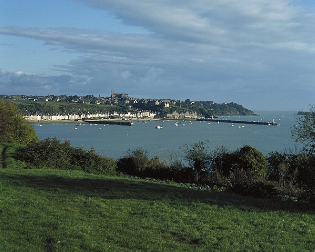 La ville depuis le Tertre à la Caille, au sud ; Vue de situation depuis le Moulin du Tertre à La Caille au sud ; La ville depuis la côte au sud ; Vue de situation depuis le sud