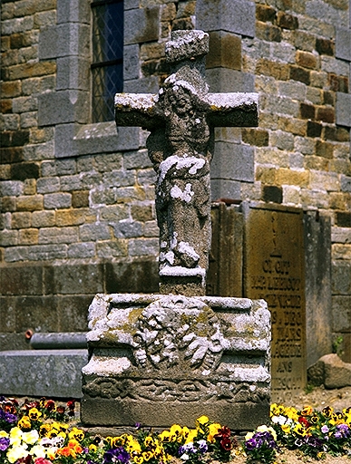 Croix de cimetière, place de l'Eglise (Roz-Landrieux)