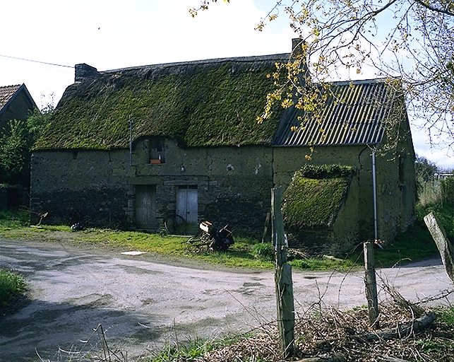 La ferme en terre, couverte en chaume, de la Petite Mettrie ; Vue générale nord