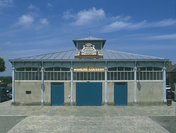 Les halles sur la place ; Vue générale