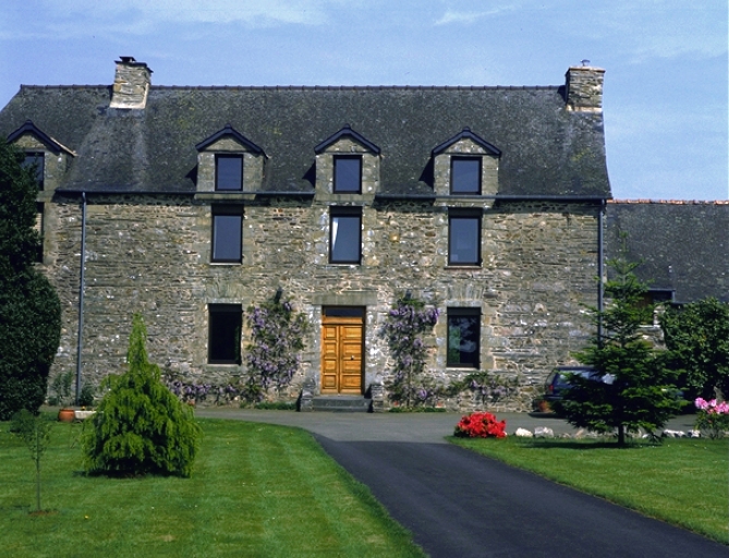 Le presbytère paroissial : vue générale ouest ; Façade antérieure sur cour : vue générale ouest ; L'ancien presbytère : vue générale ouest