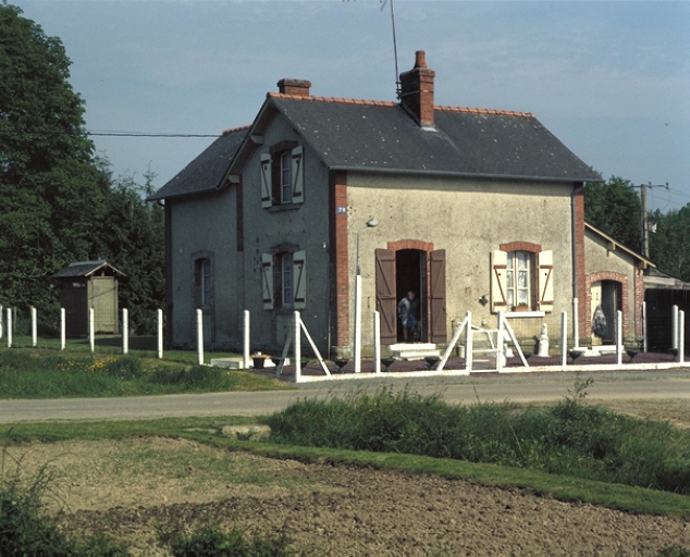 Vue de situation nord-ouest ; Gare ferroviaire, la Halte des Brûlais (Les Brûlais) - Vue de situation nord-ouest