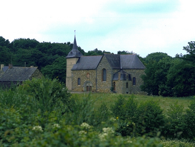 L'église notre-Dame juchée sur un tertre dominant le bourg : vue de situation nord-est ; Vue de situation sud-est ; Eglise paroissiale Notre-Dame (Bovel) - Vue de situation sud-est