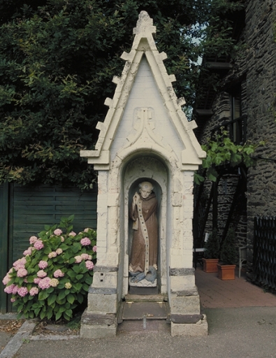 Vue générale est ; La fontaine Saint-Armel, au bourg : vue générale est