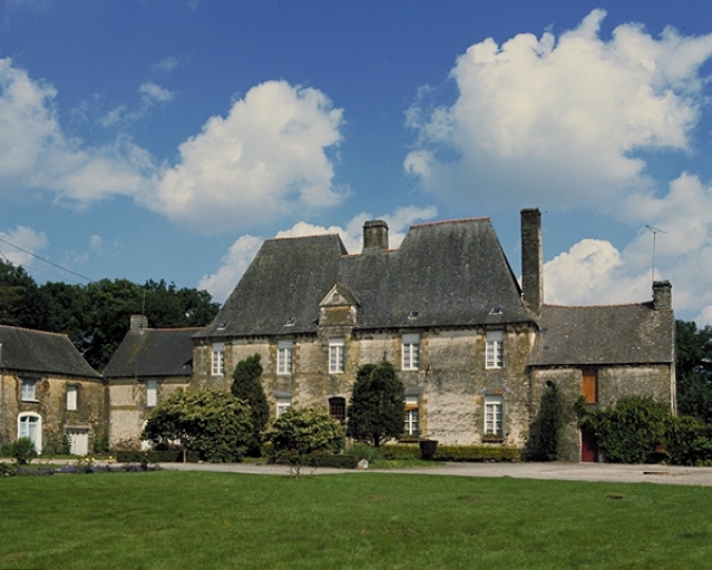 Façade sur cour : vue générale sud-est ; Le manoir du Plessis-Hudelor : vue générale sud-est