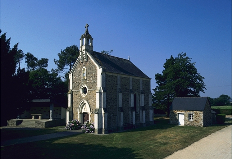 La chapelle cantonnée de son autel de plein air : vue générale ouest