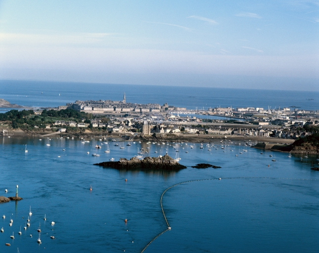 Vue aérienne de la station de Saint-Servan sur les rives de la Rance maritime.