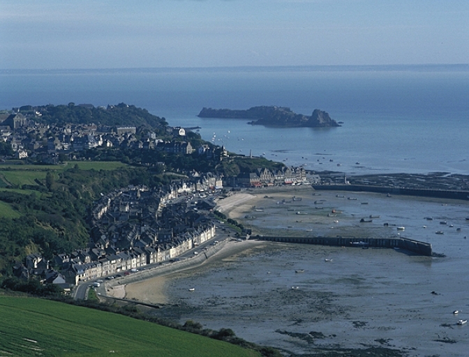 Le port à marée basse ; La partie sud de la ville depuis l'est : le quartier de la Houle jusqu'à la pointe de la Chaîne ; Vue sud-ouest du quartier de la Houle ; Le port de la Houle