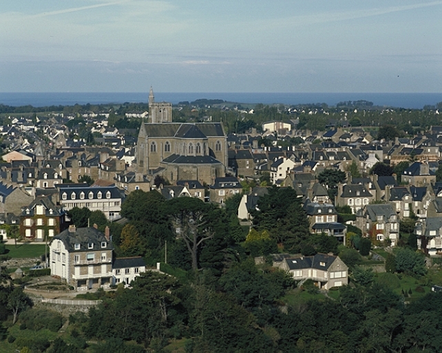 Vue générale est ; Vue de situation depuis l'est ; Vue est du centre ville ; Quartier centre ville dit ville-haute (Cancale) - Vue est du centre ville