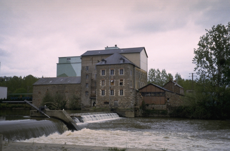 Moulin à foulon, puis moulin à blé, puis minoterie de Macaire, actuellement usine de produits pour l'alimentation animale Sopral Flatazor (Pléchâtel)
