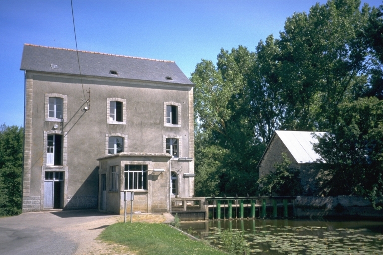 Vue générale sud de la minoterie, du petit moulin et du bassin de retenue.