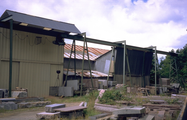 Atelier de transformation et pont-roulant.