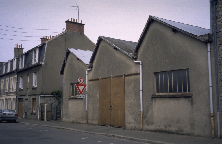 Atelier de fabrication couvert de sheds. Le logement patronal se situe à gauche.