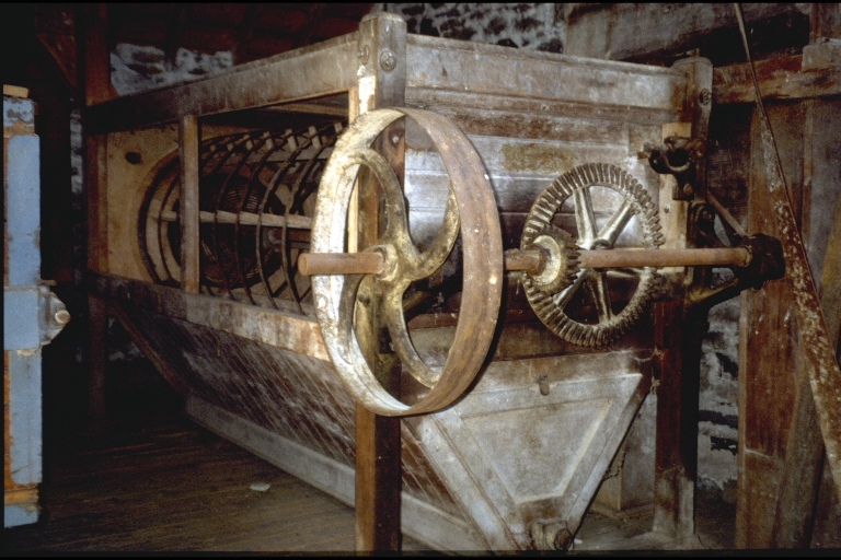 Machine à calibrer des solides : bluterie ; Le patrimoine mobilier du moulin, le Beauchet (Saint-Père-Marc-en-Poulet)