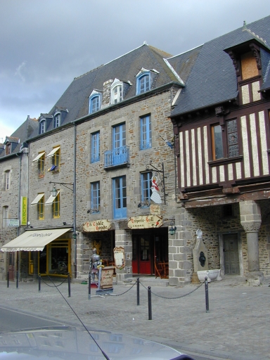 Partie à l'extrême gauche sur l'image [stores jaunes] ; Manoir transformé en immeuble [sur la gauche de l'image] ; Manoir, dit hôtel de Plédran, 36,34 rue Grande-Rue des Stuarts - Manoir transformé en immeuble