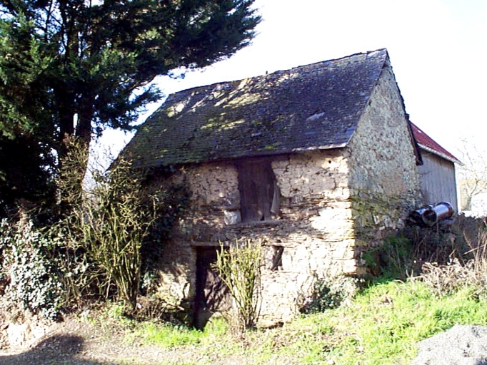 Vue générale sud ; Maison élémentaire (ou cellier ?) en terre sur la route du Loutehel : vue générale sud-est