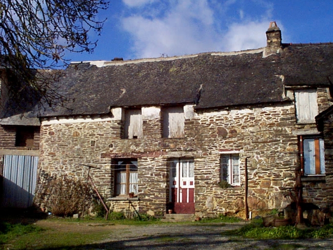 Vue générale sud ; Maison de ferme à l'ouest de la mairie : vue générale sud