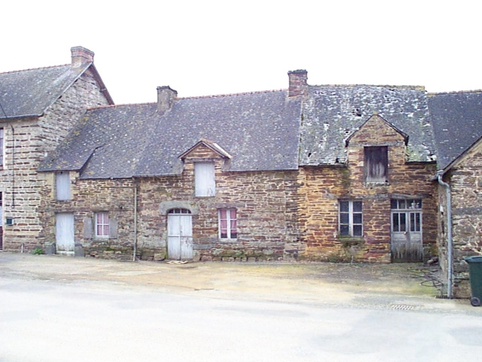 L'alignement ancien : vue générale nord-est ; La maison au milieu de l'alignement : vue générale nord-est ; Vue générale nord-est