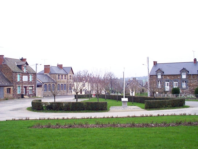La place au nord de l'église : vue générale sud ; Village de Comblessac - La place au nord de l'église : vue générale sud