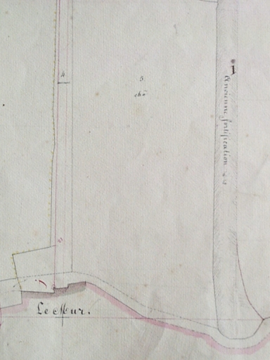 La levée de terre  sur le cadastre napoléonien avec l'inscription : ancienne fortification