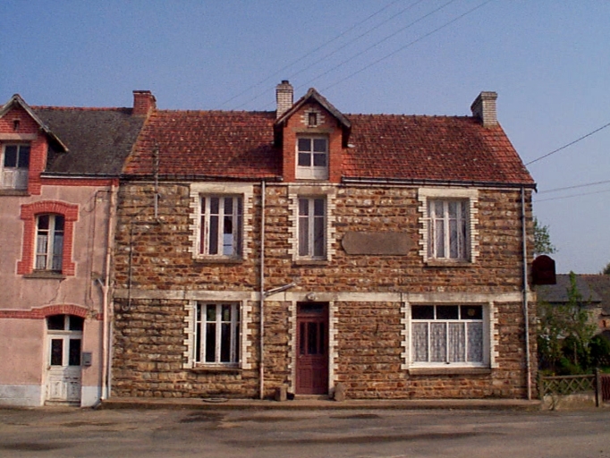 Ancien café ou commerce du bourg : vue générale sud ; Façade sur rue : vue générale sud ; Maison et magasin de commerce (Comblessac) - Façade sur rue : vue générale sud