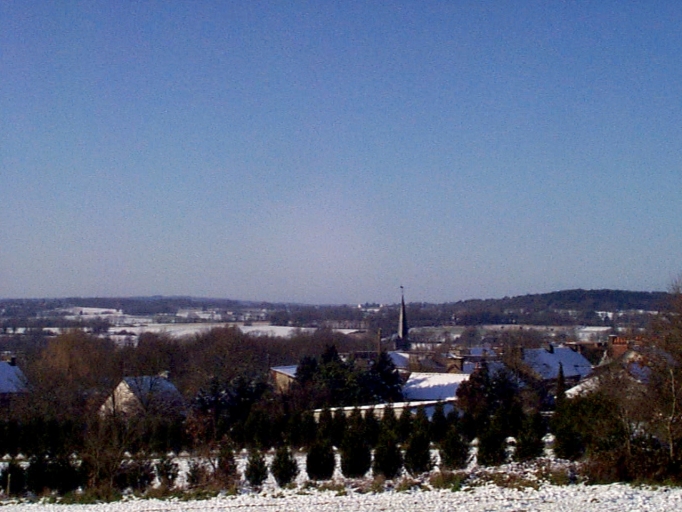 Le village niché dans les collines eneigées : vue de situation nord-est ; Village (Loutehel) - Le village niché dans les collines enneigées : vue de situation nord-est