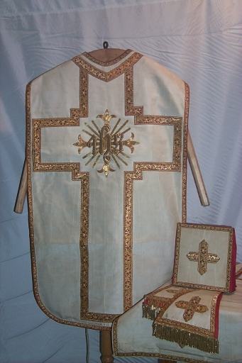 Ornement blanc 4 : chasuble, manipule, bourse de corporal, étole, voile de calice (Maure-de-Bretagne fusionnée en Val d'Anast en 2017)