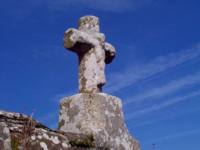 Vue générale sud ; 7 rue du Hock : la croix du Hock dite aussi croix Bouessié