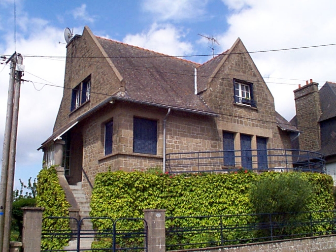 Vue générale est ; 42 boulevard Thiers : la terrasse demi-circulaire est le seul signe extérieur visible du blockhaus sur lequel l'habitation a été construite