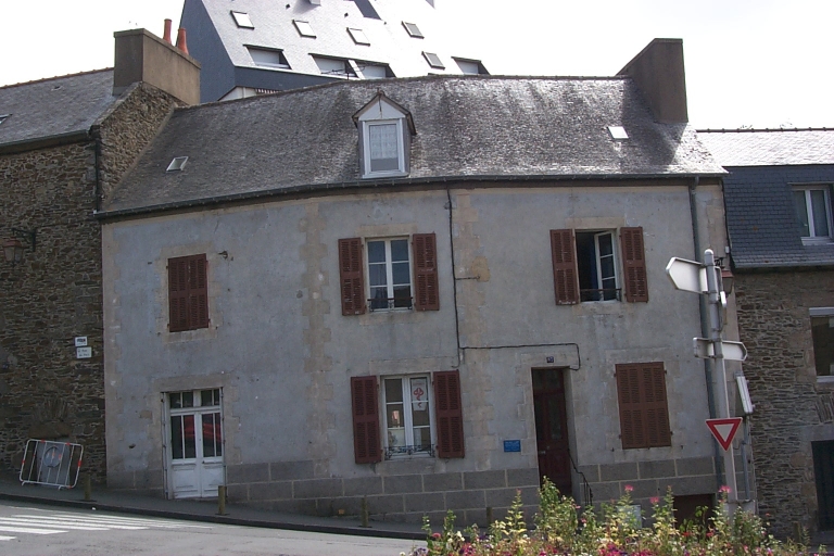 Vue générale sud-ouest ; Rue du Port : exemple de maison de type immeuble à plusieurs unités d'habitation