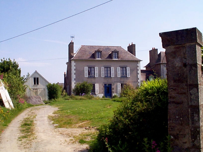 Vue générale sud ; Rue Pasteur : exemple de maison d'armateur ou de capitaine dans le style malouinière