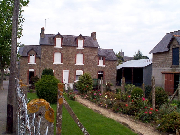 Vue générale : la façade sud-ouest ; Rue du Commandant Charcot : ferme du début du 20e siècle