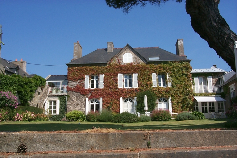 Vue générale sud-est : le bâtiment principal construit en 1845 (?)