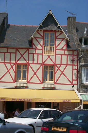 Vue générale sud-ouest ; La Houle : place du Calvaire, exemple d'architecture balnéaire en style néo-normand