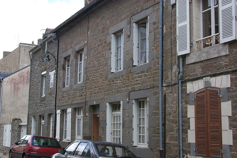 Vue générale nord-ouest ; La Houle : rue Victor Hugo, exemple d'immeuble à logements