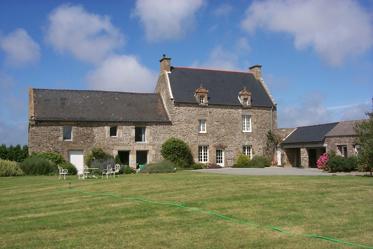 Vue générale sud ; La Ville Jégu : ancien manoir du 17e siècle